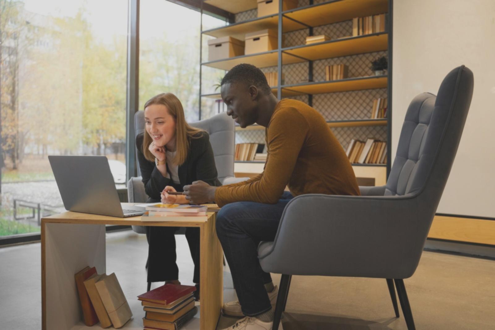 Instructor demonstrating advanced trading concepts on a whiteboard to engaged students in a modern classroom setting