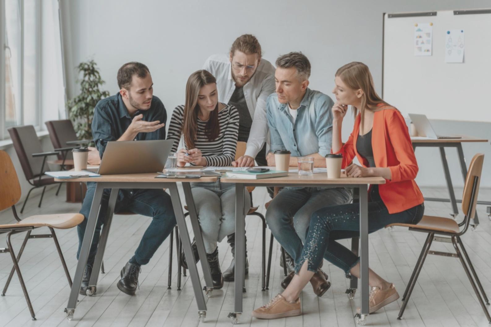 Interactive trading workshop with students practicing analysis techniques