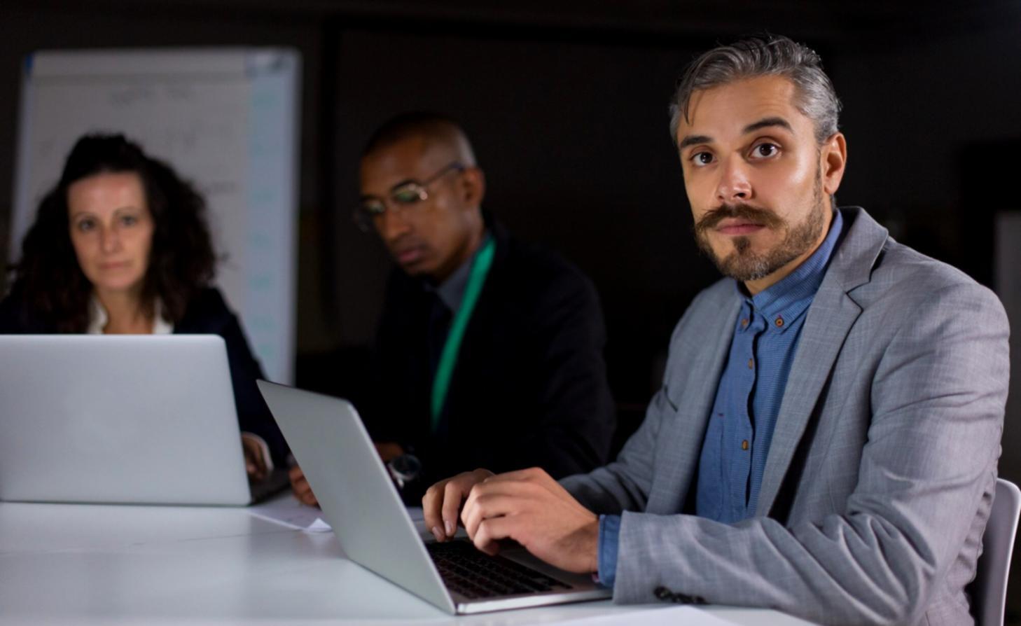 Trading instructor explaining chart analysis to engaged students