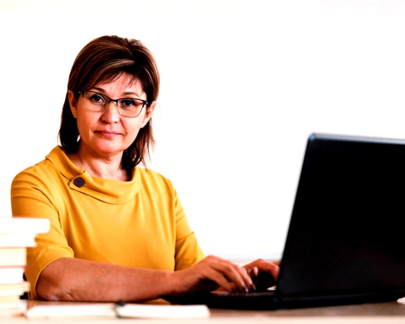 Students analyzing market data and discussing trading strategies